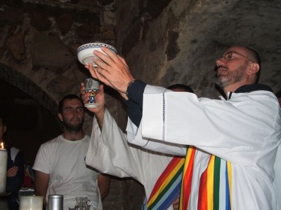 don Ivo celebra la messa
nelle catacombe di San Callisto
a Roma, al termine del pellegrinaggio
(24715 bytes)